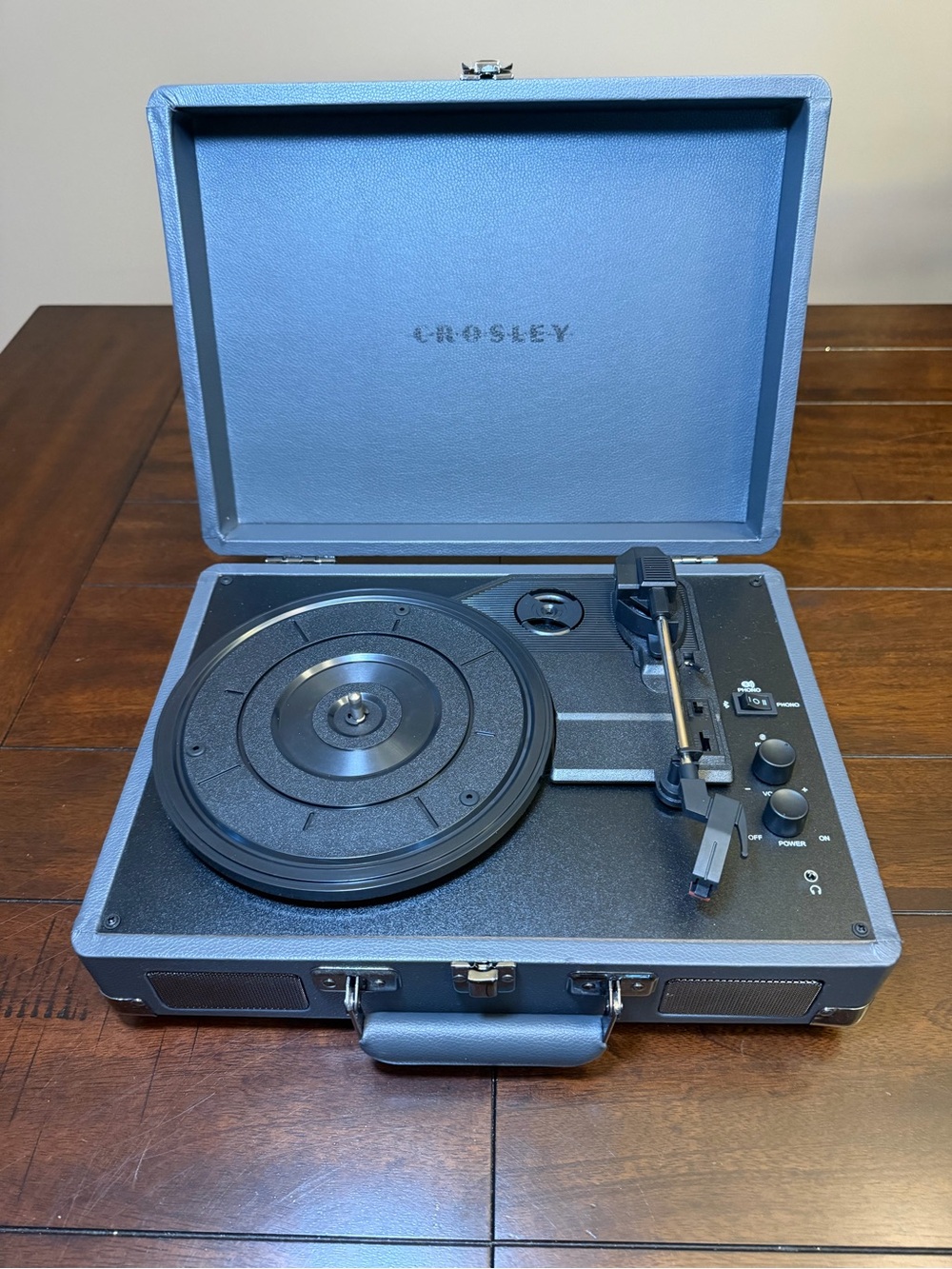 Crosley Cruiser Plus Vintage 
3-Speed Bluetooth Suitcase Vinyl Record Player